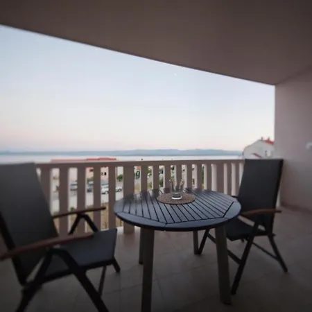 Ivy - Modern With Terrace בול