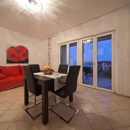 Ivy - Modern With Terrace בול